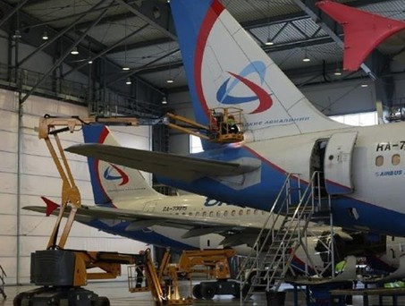 Flugzeuge in der Wartungshalle von Ural Airlines: Die Airline will die Lebenszyklen ihrer Flotte deutlich verlängern.
