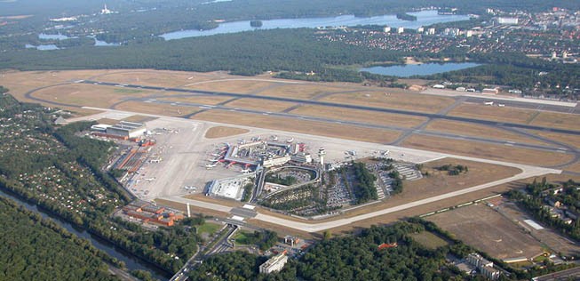 Schon 1975 wird Tegel dann aber der wichtigste Passagierflughafen Berlins. Im Zuge der Wiedervereinigung werden 1990 alle Restriktionen für den Berliner Luftverkehr aufgehoben und Tegel kann nun auch von deutschen Fluggesellschaften angeflogen werden.