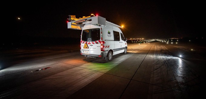 Fahrzeug mit Lasersystemen: Flughafen Basel-Mulhouse überprüft Start- und Landebahn mit neuer Technik.