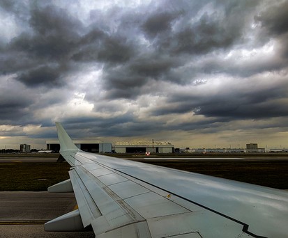 Gewitterwolken über einem Flughafen: Künftig könnte es mehr Gewitter geben.