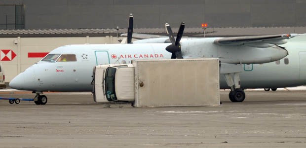 Gekippter Laster: Der Flieger war offensichtlich stärker.
