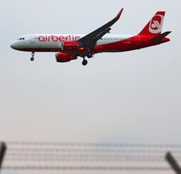 Flugzeug von Air Berlin: Offenbar ist der Geschäftsbetrieb in Gefahr.