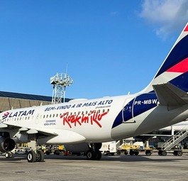 Der Airbus A319 von Latam mit der Bekelbung zu Rock in Rio 2026: Die Airline ist Sponsor und zeigt das.