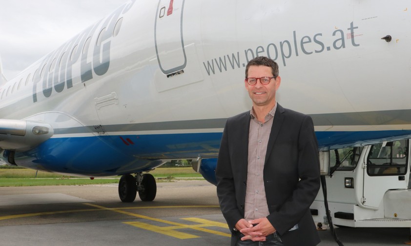 People's-Chef Thomas Krutzler vor der Embraer E170: Der Jet wird im Sommer gewartet.