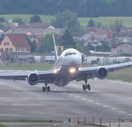 Boeing 767 von United hüpft bei Landung in Zürich über die Piste