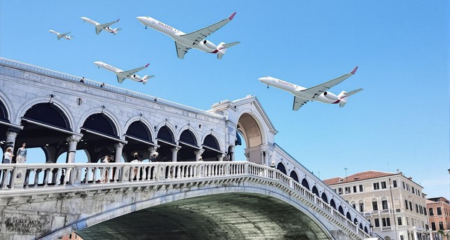 Privatjets über der Rialto-Brücke in Venedig: Die Gäste der Bezos-Hochzeit reisen vornehmlich mit dem Privatjet an.