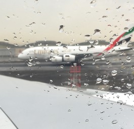 Emirates-Jet in Dubai im Regen (Archivbild): Zahlen zu den verspäteten Flügen gibt es nicht.