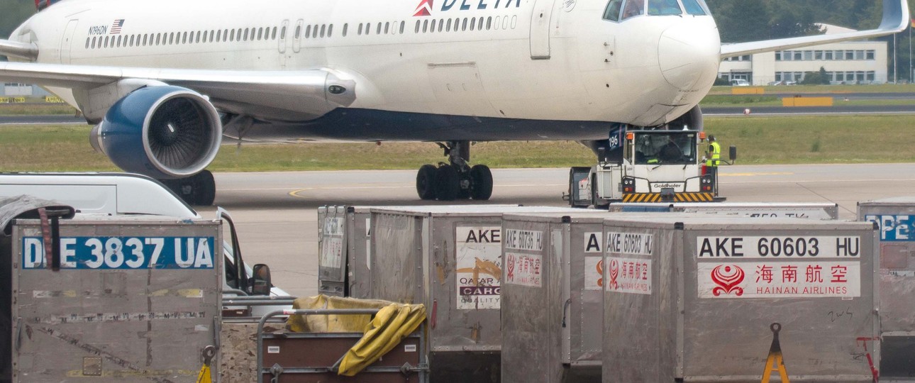 Frachtcontainer vor einer Boeing 767: Frachtkapazitäten brachen mit dem Wegfall von Passagierfliegern weg.