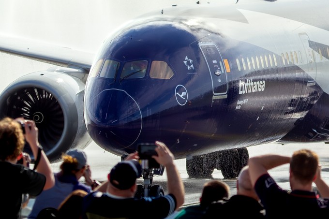 ... Flughafenfeuerwehr empfangen.