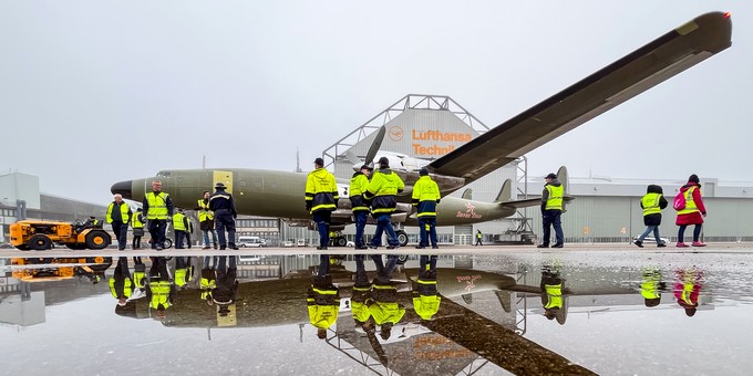 … wurde Lufthansas Super Star vor eine Halle gezogen.