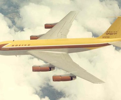 Am Anfang der Entwicklung stand das Tankflugzeug Boeing KC-135. Aus ihm wurde die zivile Variante Boeing 367-80 entwickelt. Das Modell hatte vor sechzig Jahren seinen Erstflug.