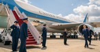 US-Präsident Joe Biden (rechts) auf dem Weg zur aktuellen Air Force One: Die ...