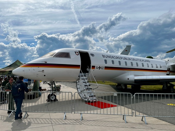 Eine Bombardier Global 5000 der Luftwaffe wird auch gezeigt.