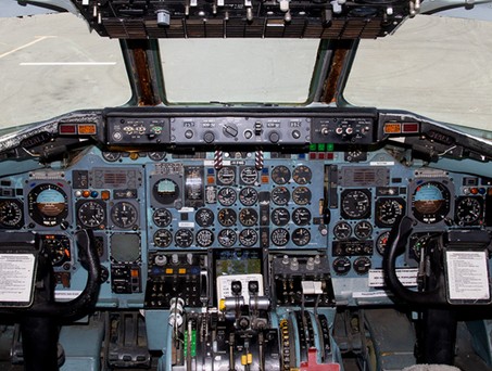 Der Uhrenladen: Das Cockpit der Douglas Dc-9 von Skydive Perris ist noch ursprünglich.