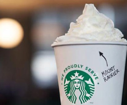 Starbucks-Becher: Jetzt auch an Bord.