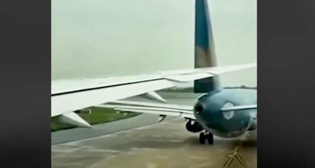 Der Moment der Bodenkollision: Die Boeing 787 von Vietnam Airlines trifft den A321.