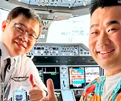 Chang Kuo-wei (links) nach der Landung in Los Angeles mit Influencer Sam Chui: Er muss wohl eine Strafe zahlen.