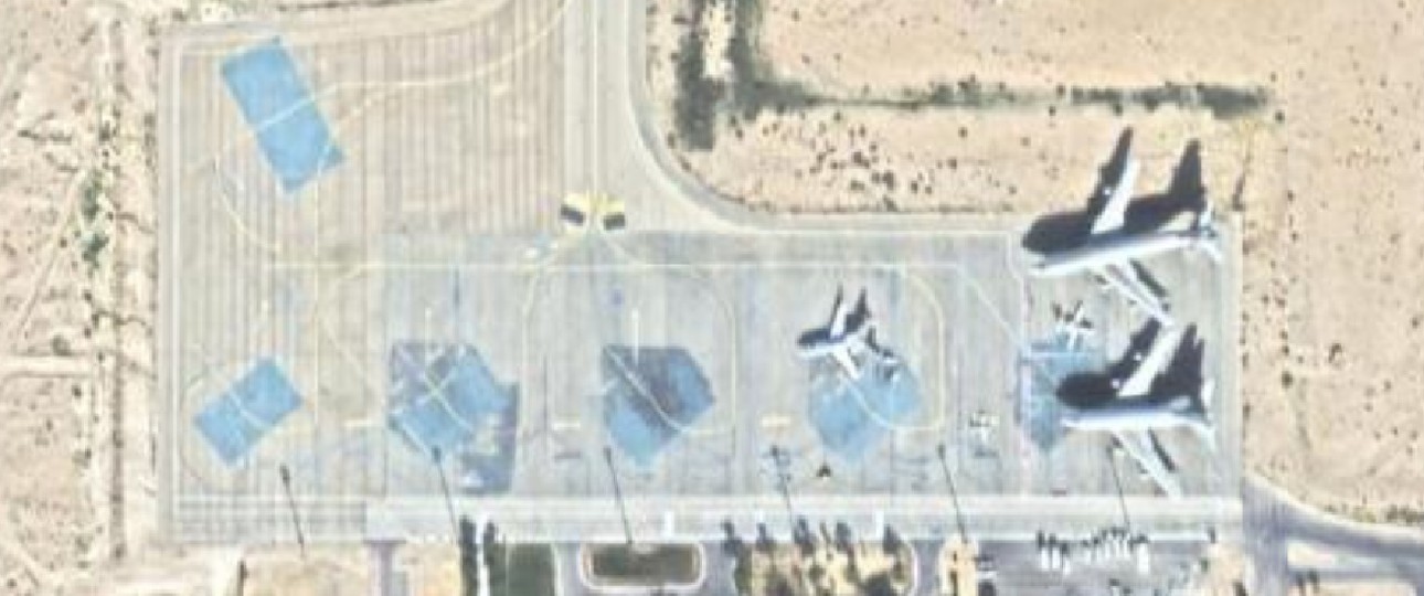 Flughafen Tozeur–Nefta in Tunesien: Rechts zu sehen sind die beiden Boeing 747.