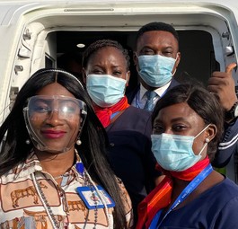 Crew von Air Peace, hier vor einer Embraer E195-E2: Bis weitere der brasilianischen Flugzeuge geliefert werden, mietet die Airline zwei Airbus A320.