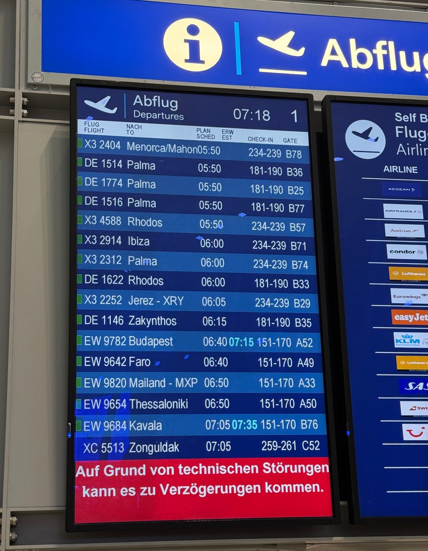 Anzeigetafel am Flughafen Düsseldorf am Donnerstagmorgen.