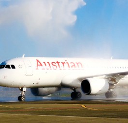 Airbus A320 von Austrian Airlines mit Wasserfontäne in Tirana: Die Fluglinie feiert das 30-jährige Streckenjubiläum.