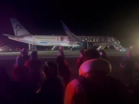 Der Airbus A321 Neo von Frontier: Die Passagiere verließen das Flugzeug über die Notrutschen.