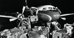 Nachtluftpost wird am Flughafen Frankfurt in eine Convair 440 Metropolitan von Lufthansa verladen: Das Foto entstand um das Jahr 1961.