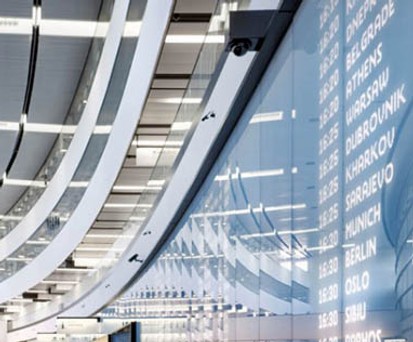 Anzeigetafel am Flughafen Wien: Viele Flüge waren verspätet.