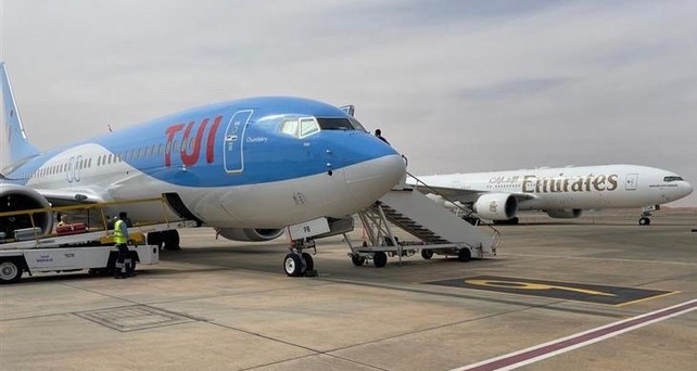 Boeing 737 Max 8 von Tui Airways: Der Reiseveranstalter fliegt Kundinnen und Kunden über den Flughafen Al-Ain aus.
