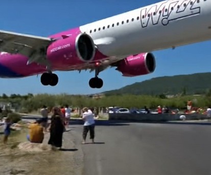 A321 fliegt knapp über die Köpfe der Schaulustigen hinweg