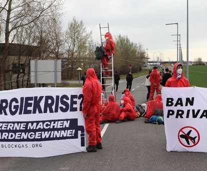 Klebende Aktivist:innen in Wien: Gegen Privatjets.