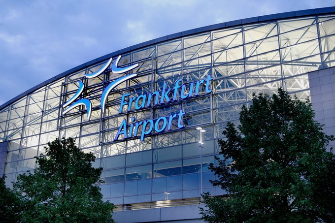 1994 wurde Terminal 2 zur Expansion eröffnet. Als erster Flug landete am 24. Oktober eine Boeing 747-400 von Cathay Pacific aus Hongkong.