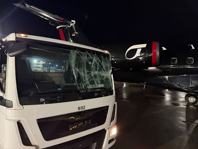 Das Bild zeigt die zerstörte Frontscheibe des Bodenfahrzeugs.