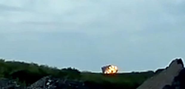 Flammen an der mutmaßlichen Absturzstelle: Die B777 wurde wohl abgeschossen.