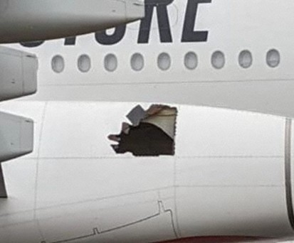 Emirates-A380: Das Loch reicht über etwas mehr als zwei Sitzreihen.