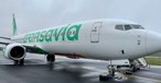 Die Reifen liegen neben der Boeing 737.