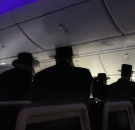 Betende Passagiere: Sicherheitsrisiko.