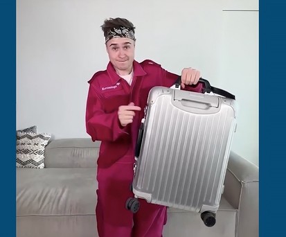 Der Kofferanzug von Eurowings: Es soll alles reinpassen, was sonst in den Rollkoffer ginge.