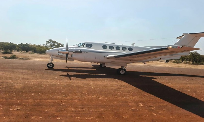 King Air mit der Kennung 76-0171: Das Flugzeug wurde von Eonwohnenden Pagas festgesetzt.