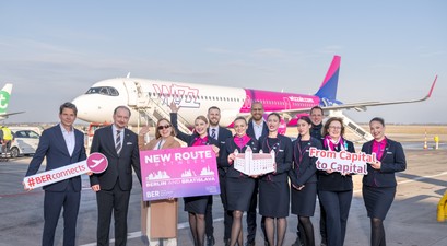 Wizz Air mit neuer Strecke ab Berlin: Airline-Mitarbeitende und Vertretende des Flughafens freuen sich über die neue Strecke.