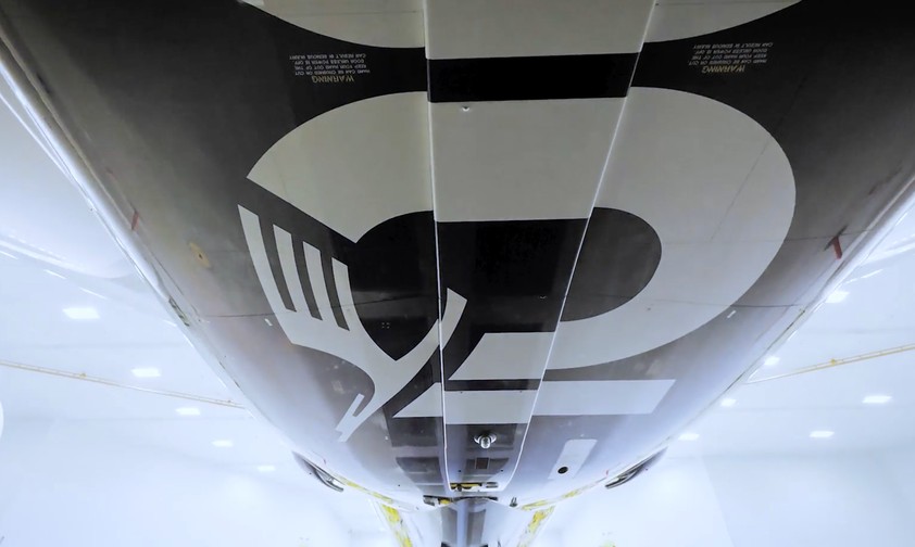 Unterseite einer Boeing 787 von Lufthansa in 100-Jahr-Spezialbemalung: Der Anteil moderner Flugzeuge wird steigen.