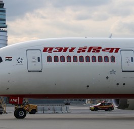 Dreamliner von Air India am Flughafen Wien: Die Airline kommt künftig nur noch zum Tanken nach Wien.