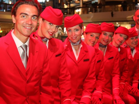 Kabinencrew von Austrian Airlines: Charakteristisches Rot. 