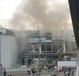 Zwei Explosionen erschüttern Flughafen Brüssel