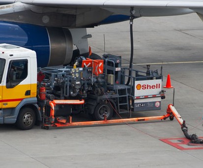 Immerhin: Einer der beiden trägt eine Arbeitsuniform.