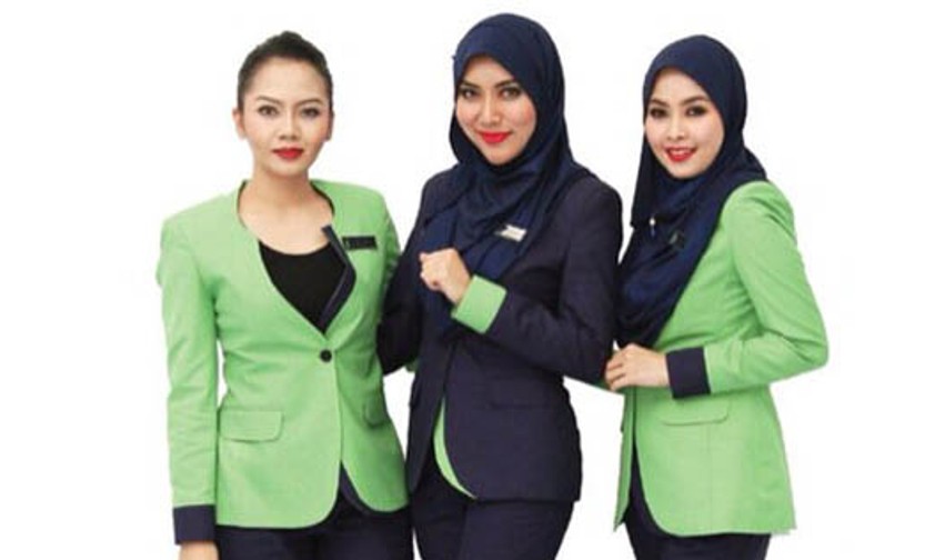 Crew von Rayani Air: Islamische Kleidung.