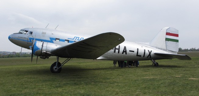 Die Li-2 in der Retrobemalung der ungarischen Fluggesellschaft Malev, welche im Jahre 1946 gegründet wurde. Wegen Liquiditätsproblemen musste sie den Flugbetrieb im Jahre 2012 einstellen.