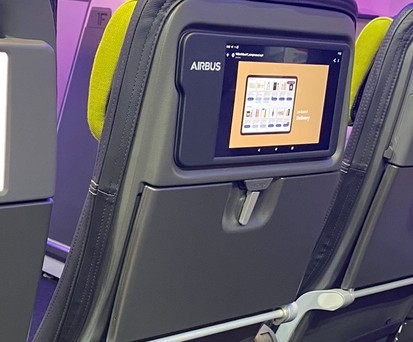 Essensbestellung über den  Bildschirm oder sogar das eigene Gerät: So sollen Airlines auch Daten sammeln, die dabei helfen, Foodwaste zu vermeiden.