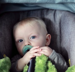 Baby im Kindersitz: Forscher wollen die Sitze sicherer machen.