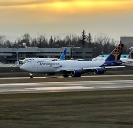 Der Abschied: Die Boeing 747-8 F mit dem Kennzeichen rollt am 1. Februar 2023 zum Anfang von Piste 16R des Paine Field.